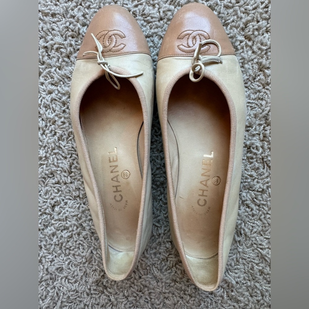 Chanel Classic Ballet Flats, Light Cream and Beige Leather. Size 36.5